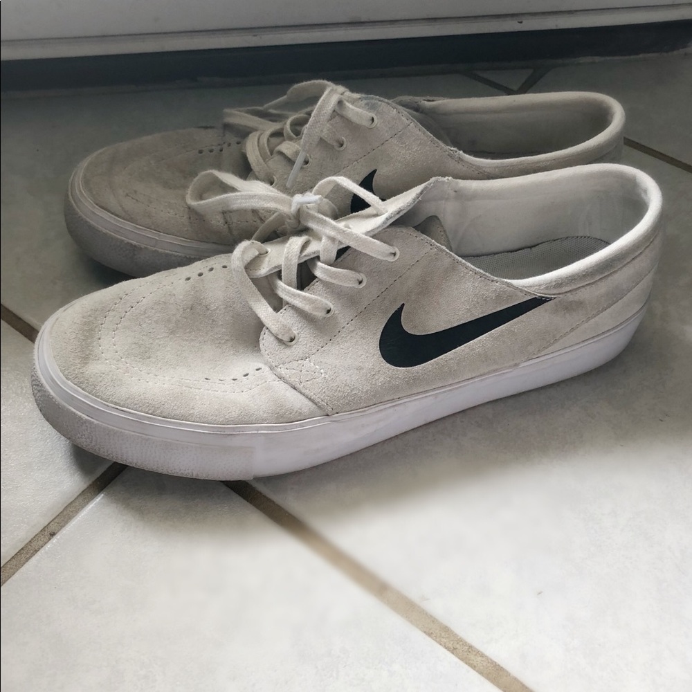 White nike shoes